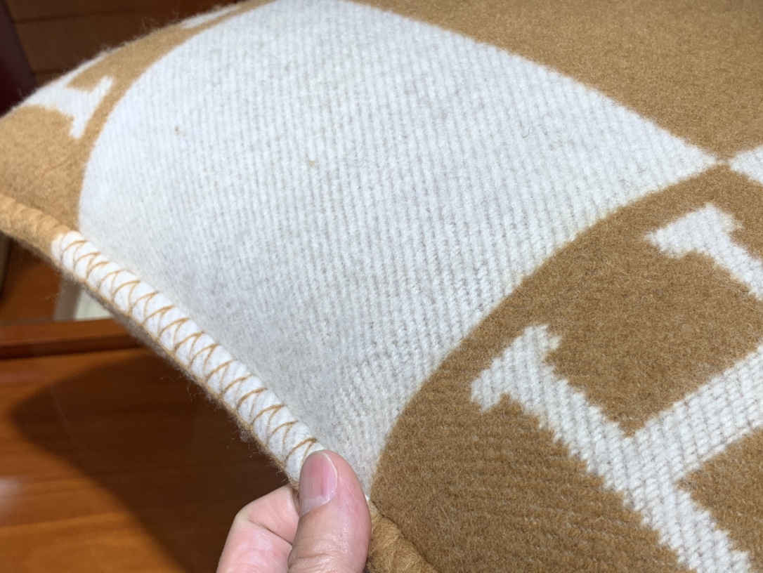 Hermes 爱玛仕  高订版靠枕  驼色  1:1复刻   50*50cm   90%羊毛  10%羊绒   靠枕只配防尘袋  包装同步专柜哈 