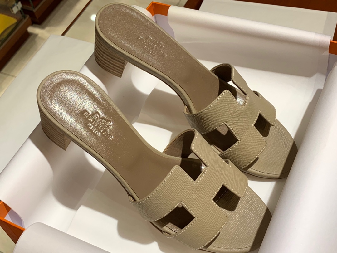 爱马.仕  经典款拖鞋 高端订制  独家品质   材质：掌纹皮 颜色：风衣灰 尺寸：平跟35～41 中跟35～41(跟高4cm) 偏小一码  码数不调换