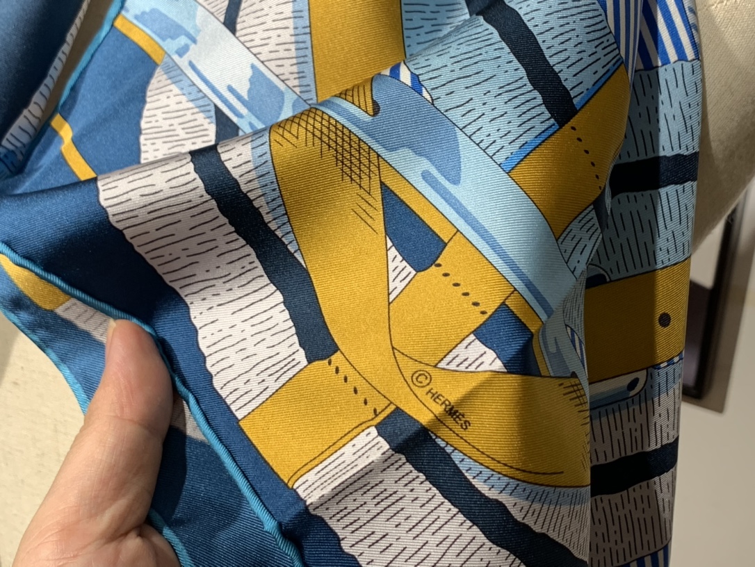 H  新款方巾  《马嚼锁环》 蓝色 90.90cm  100%斜纹真丝  全套包装