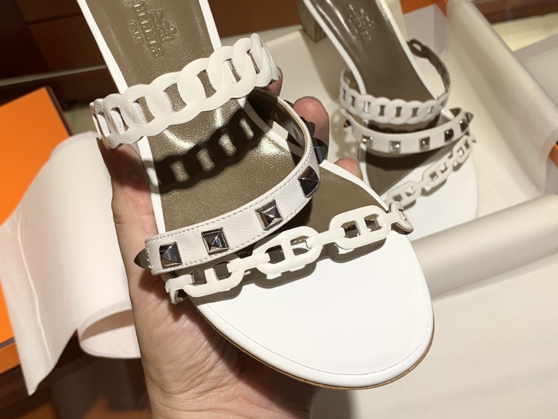 HMS 新款中跟Ajaccio凉鞋  白色 码数:35~41(偏小一码)码数不调换   Nappa皮革凉鞋，皮革细带与“Chaine d'Ancre”链条在鞋面上交错排列，饰有镀钯铆钉