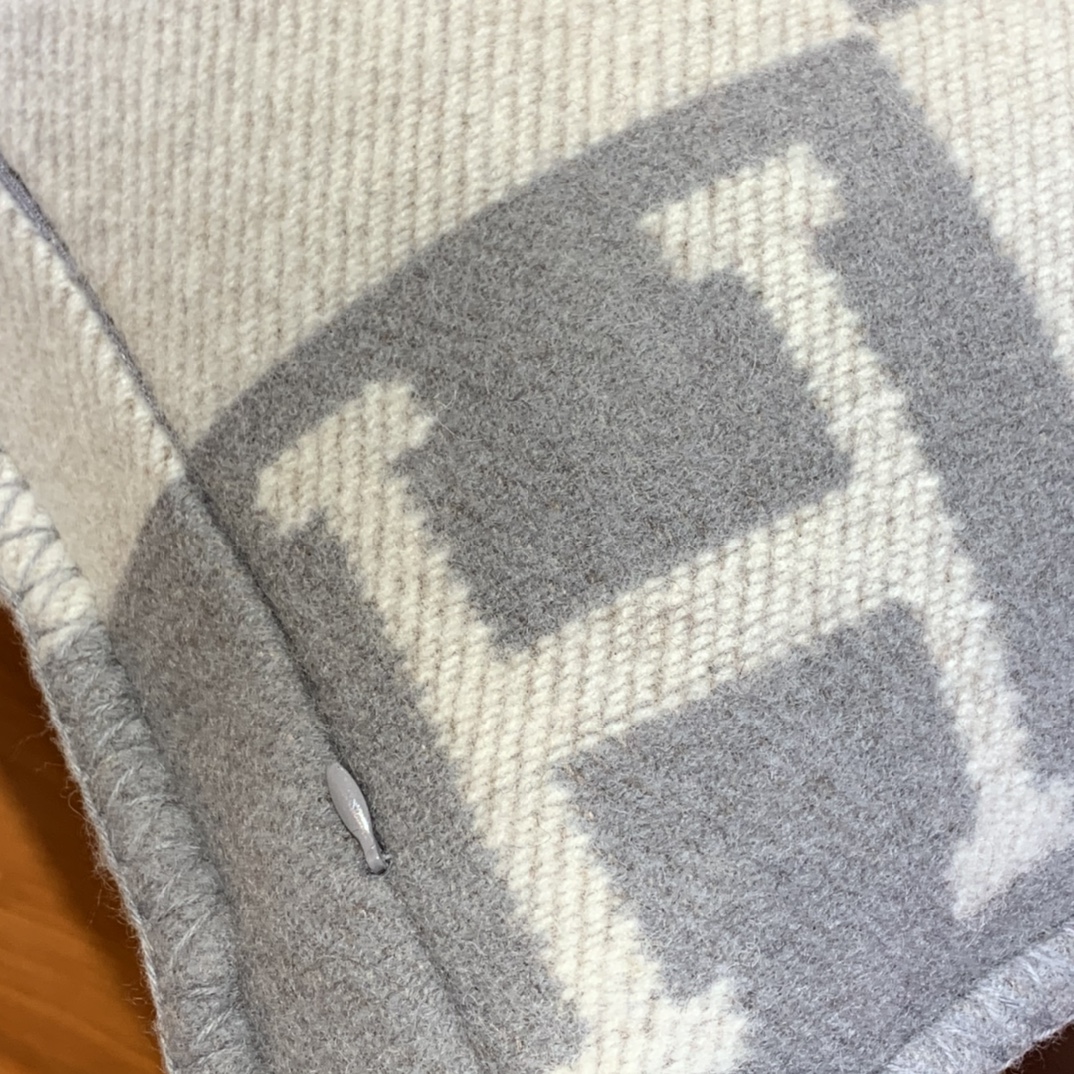 Hermes 爱玛仕  高订版靠枕  灰色  1:1复刻   50*50cm   90%羊毛  10%羊绒   靠枕只配防尘袋  包装同步专柜哈 