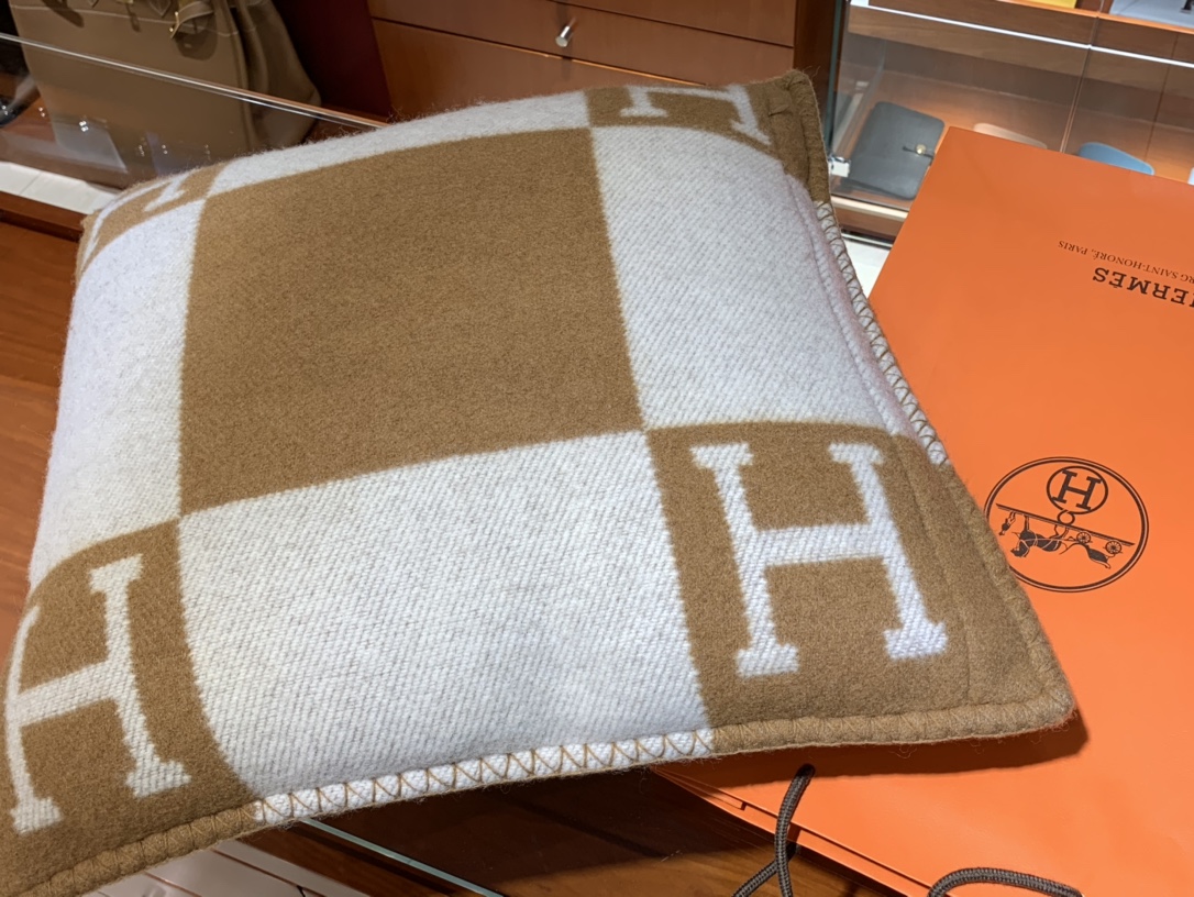 Hermes 爱玛仕  高订版靠枕  驼色  1:1复刻   50*50cm   90%羊毛  10%羊绒   靠枕只配防尘袋  包装同步专柜哈 