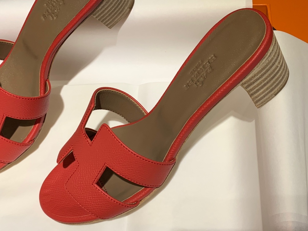 爱马.仕  经典款拖鞋 高端订制  独家品质   材质：掌纹皮 颜色：中国红 尺寸：平跟35～41 中跟35～41(跟高4cm) 偏小一码  码数不调换