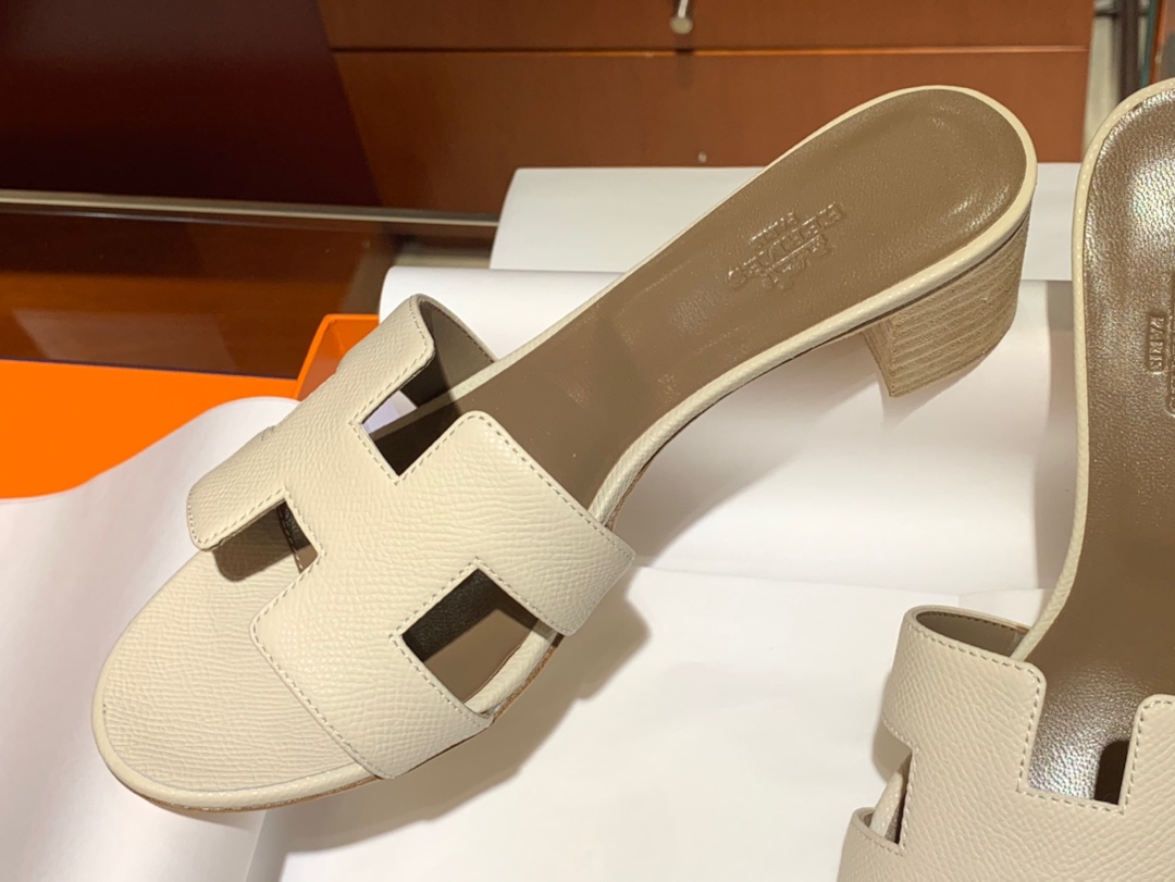 爱马.仕  经典款拖鞋 高端订制  独家品质   材质：掌纹皮 颜色：奶昔白 尺寸：平跟35～41 中跟35～41(跟高4cm) 偏小一码  码数不调换