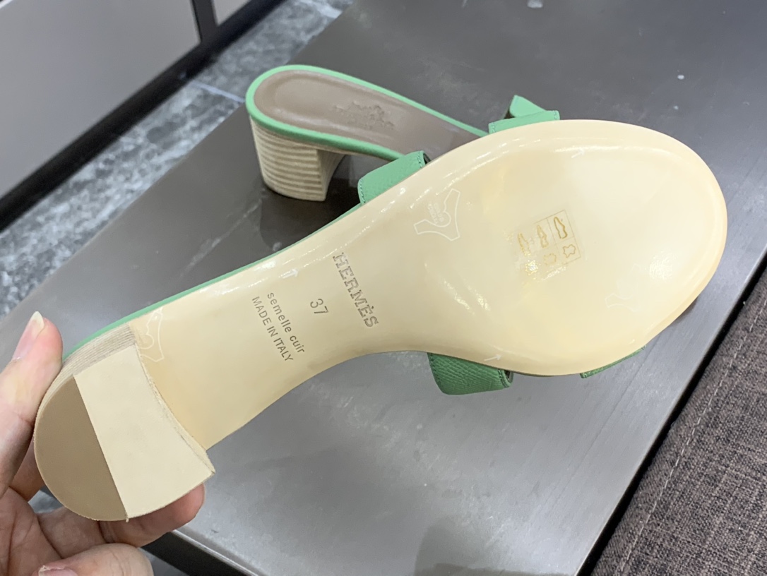 H  纯手工拖鞋  专柜最新颜色 牛油果绿 高端订制  独家品质 看图说话  质量赞到没朋友  完美 Size：平底35~41  高跟35~41(跟高4cm) 颜色:牛油果