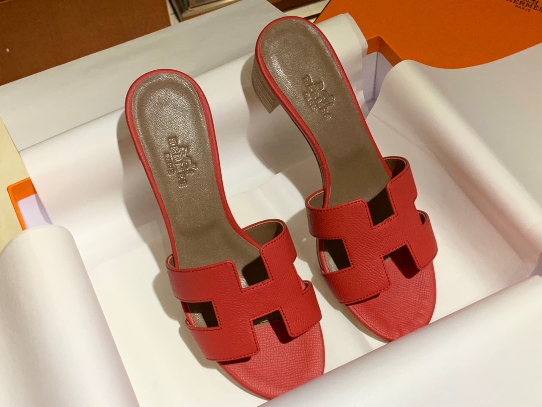 爱马.仕  经典款拖鞋 高端订制  独家品质   材质：掌纹皮 颜色：中国红 尺寸：平跟35～41 中跟35～41(跟高4cm) 偏小一码  码数不调换