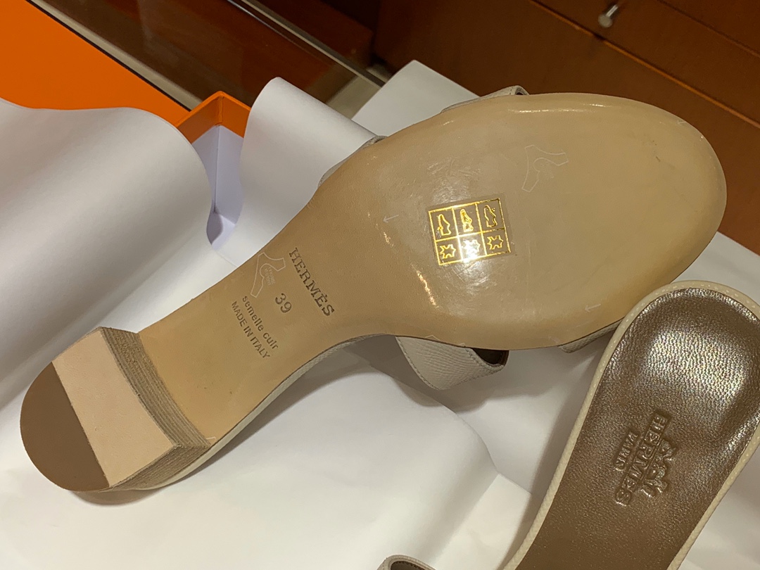 爱马.仕  经典款拖鞋 高端订制  独家品质   材质：掌纹皮 颜色：奶昔白 尺寸：平跟35～41 中跟35～41(跟高4cm) 偏小一码  码数不调换