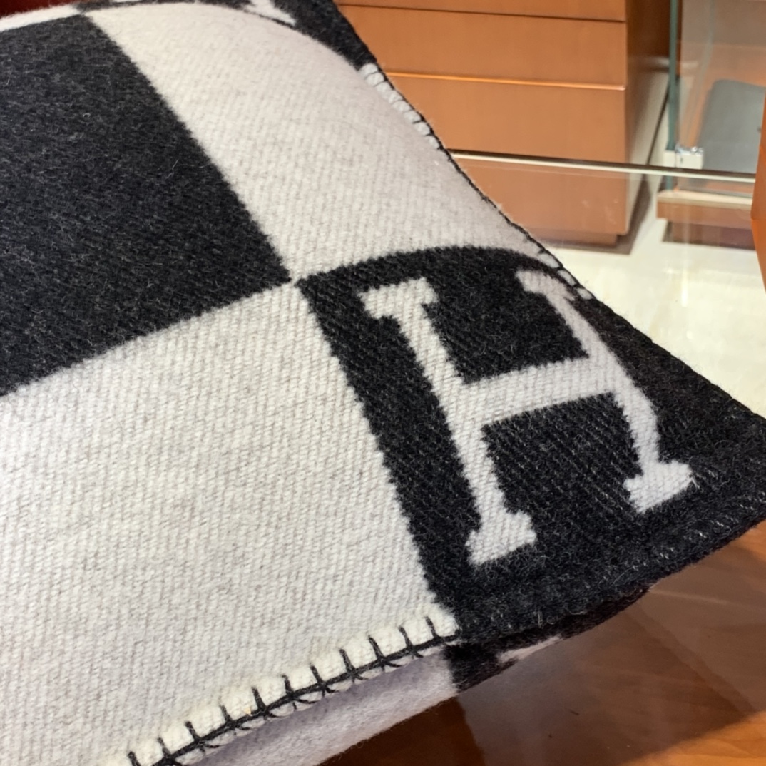 Hermes 爱玛仕  高订版靠枕  黑色  1:1复刻   50*50cm   90%羊毛  10%羊绒   靠枕只配防尘袋  包装同步专柜哈 