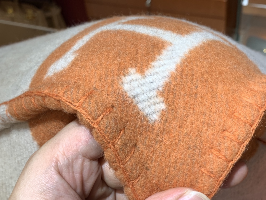 Hermes 爱玛仕  高订版靠枕  橙色  1:1复刻   50*50cm   90%羊毛  10%羊绒   靠枕只配防尘袋  包装同步专柜哈 