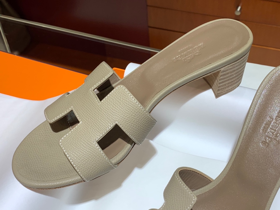 爱马.仕  经典款拖鞋 高端订制  独家品质   材质：掌纹皮 颜色：风衣灰 尺寸：平跟35～41 中跟35～41(跟高4cm) 偏小一码  码数不调换