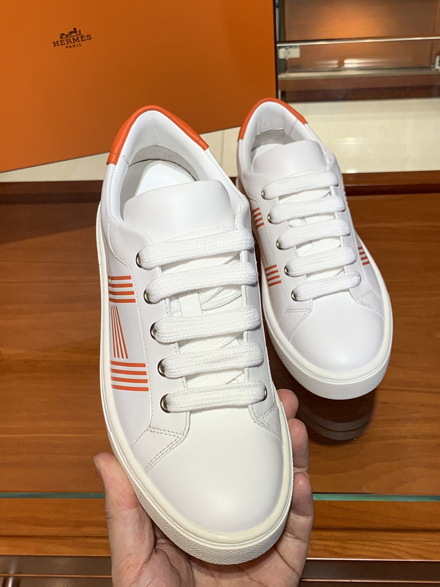 爱马仕 HERMES 五星推荐颜色 20秋冬新款小白鞋 小牛皮 纯手工制作 上脚休闲百搭款 低调中的奢华 时尚几何图案 装饰撞色条纹设计 橙色尾 35-41码（正码）