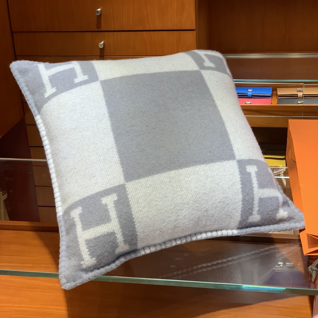 Hermes 爱玛仕  高订版靠枕  灰色  1:1复刻   50*50cm   90%羊毛  10%羊绒   靠枕只配防尘袋  包装同步专柜哈 
