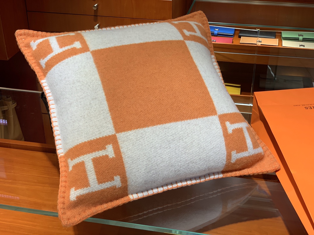Hermes 爱玛仕  高订版靠枕  橙色  1:1复刻   50*50cm   90%羊毛  10%羊绒   靠枕只配防尘袋  包装同步专柜哈 