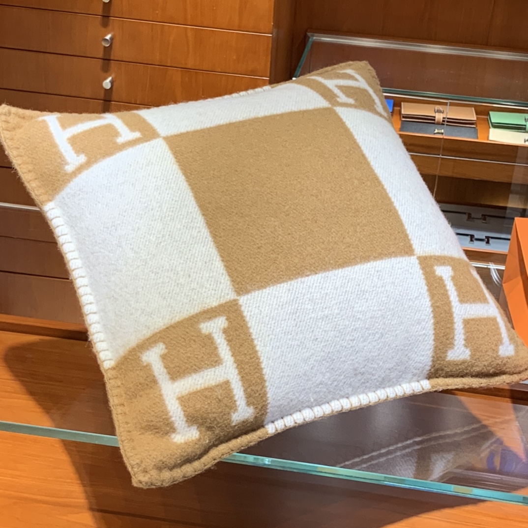 Hermes 爱玛仕  高订版靠枕  驼色  1:1复刻   50*50cm   90%羊毛  10%羊绒   靠枕只配防尘袋  包装同步专柜哈 