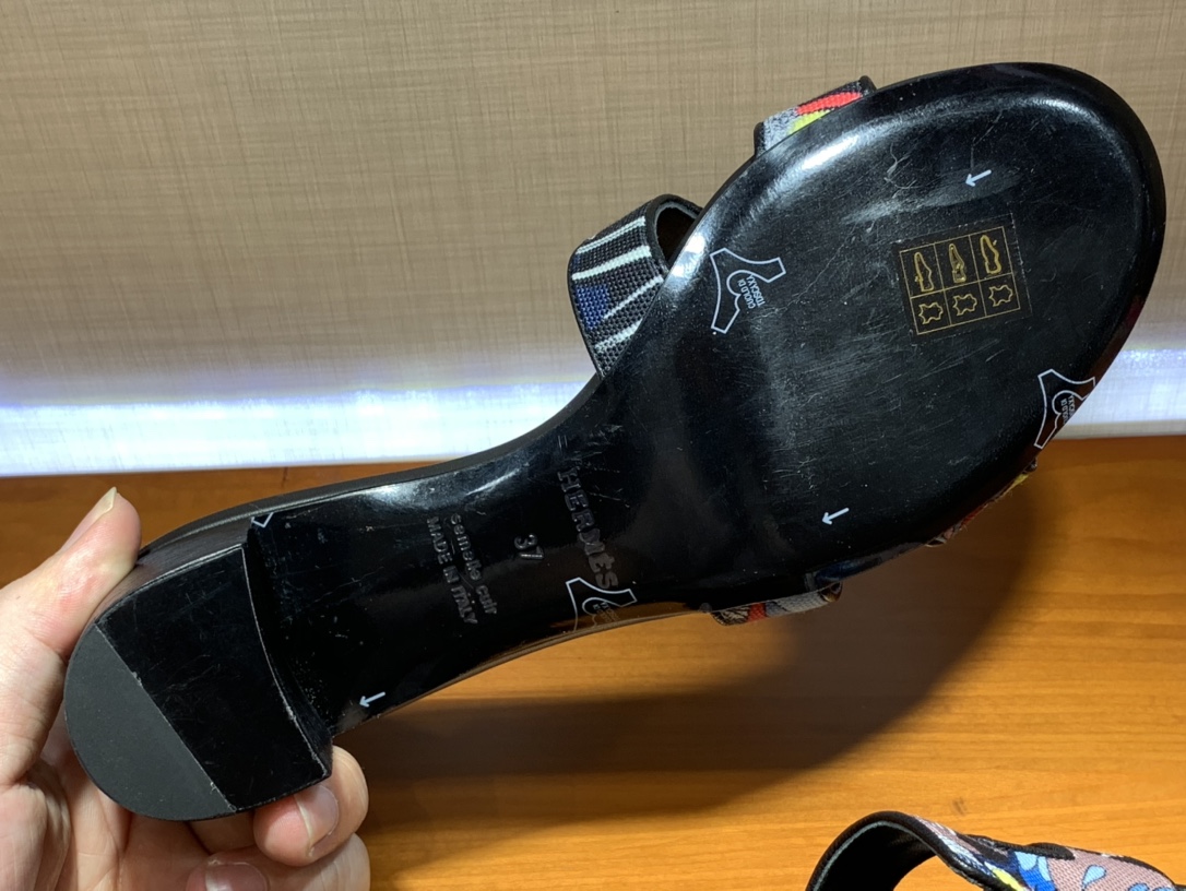 HMS 2020新款拖鞋 纯手工缝制 码数:平跟:35~41 中跟:35~41 正码 颜色夏天搭配裙子穿好好看