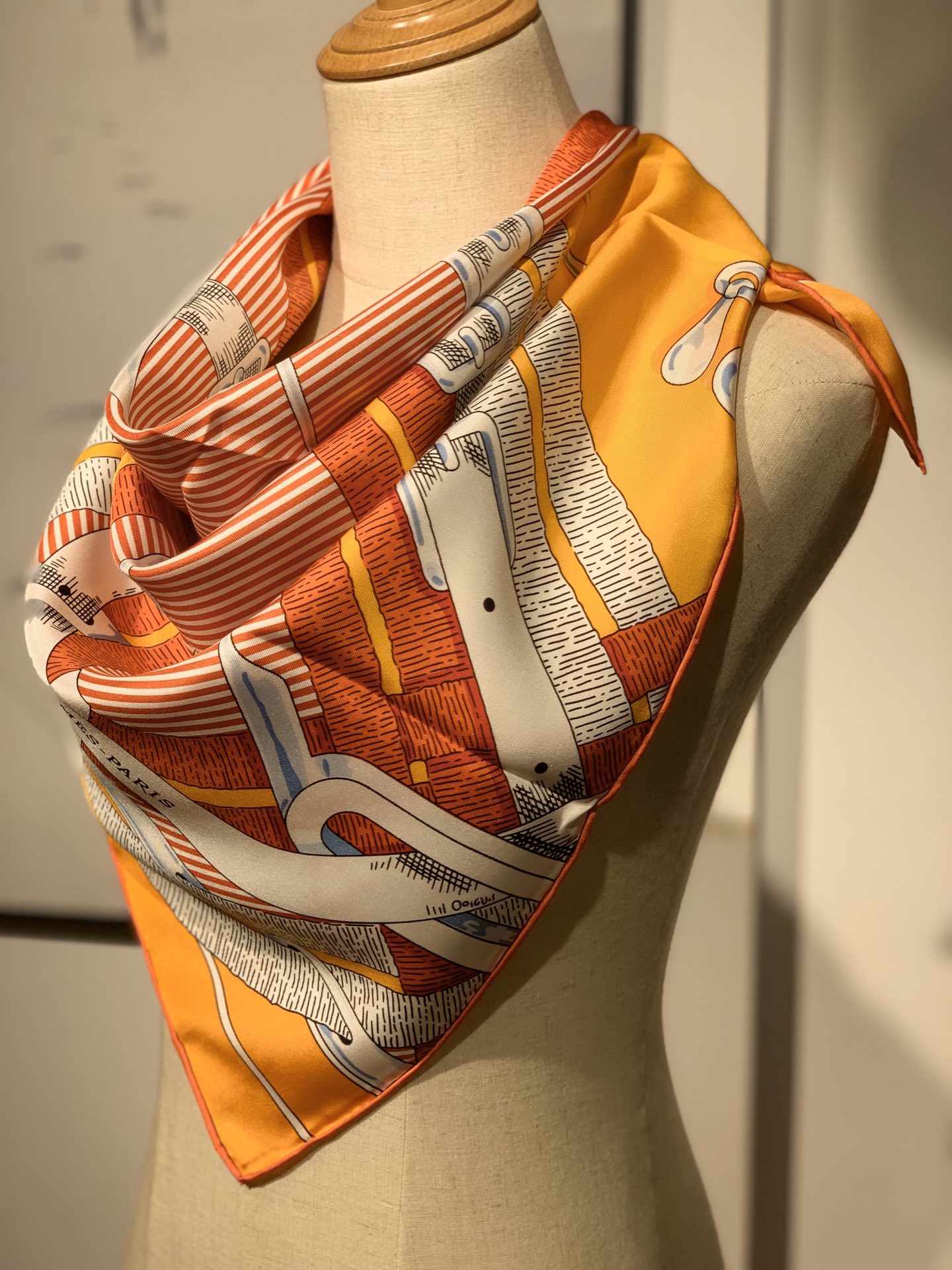 H  新款方巾  《马嚼锁环》 橙色 90.90cm  100%斜纹真丝  全套包装