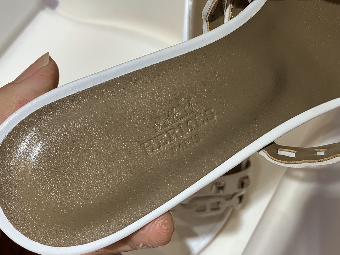 HMS 新款中跟Ajaccio凉鞋  白色 码数:35~41(偏小一码)码数不调换   Nappa皮革凉鞋，皮革细带与“Chaine d'Ancre”链条在鞋面上交错排列，饰有镀钯铆钉