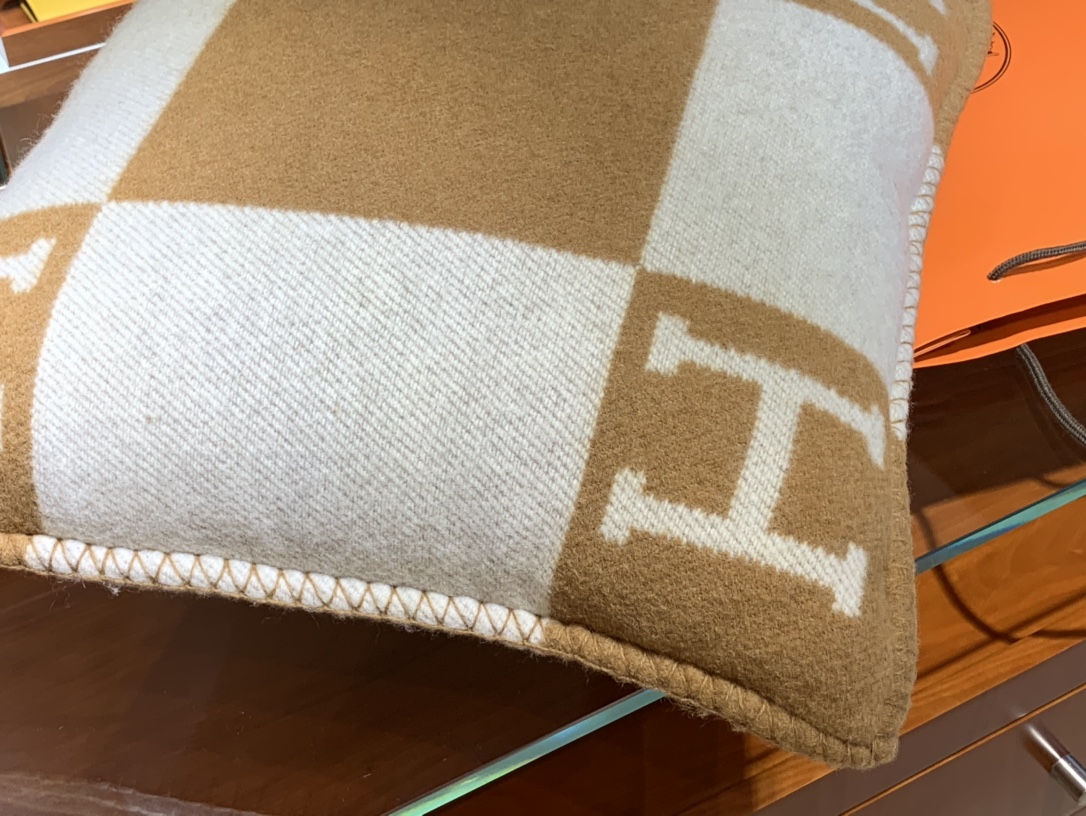 Hermes 爱玛仕  高订版靠枕  驼色  1:1复刻   50*50cm   90%羊毛  10%羊绒   靠枕只配防尘袋  包装同步专柜哈 