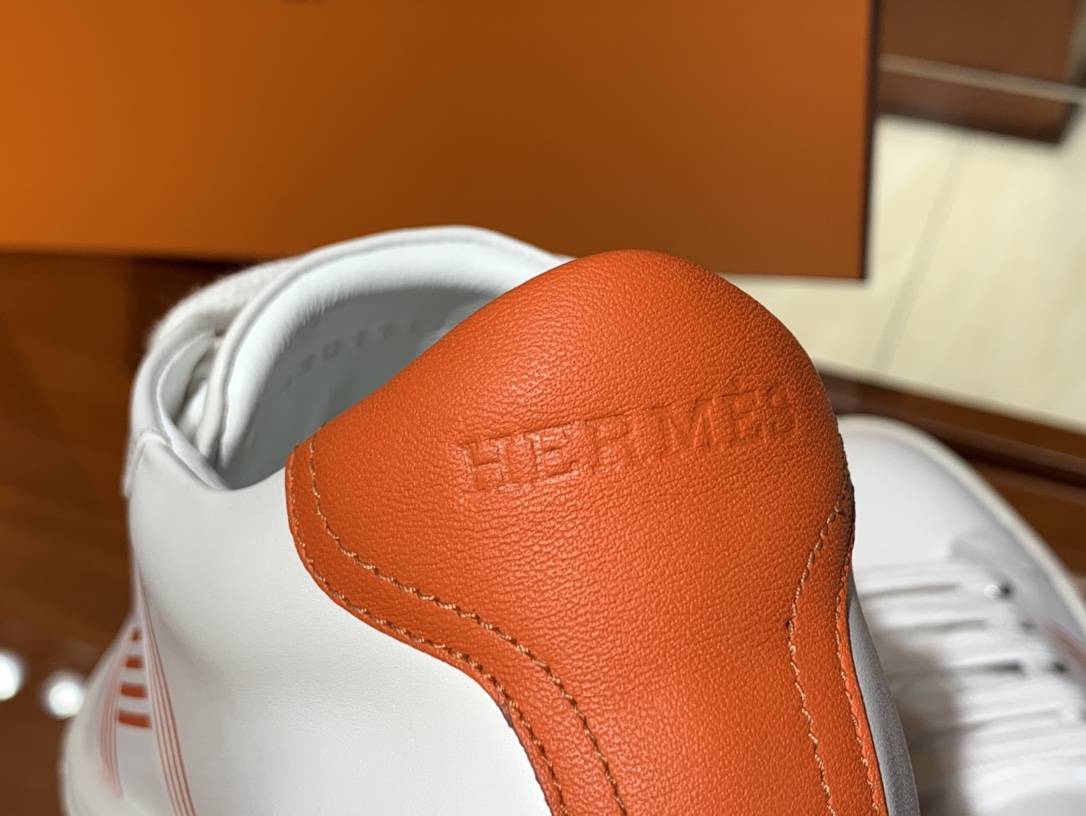 爱马仕 HERMES 五星推荐颜色 20秋冬新款小白鞋 小牛皮 纯手工制作 上脚休闲百搭款 低调中的奢华 时尚几何图案 装饰撞色条纹设计 橙色尾 35-41码（正码）