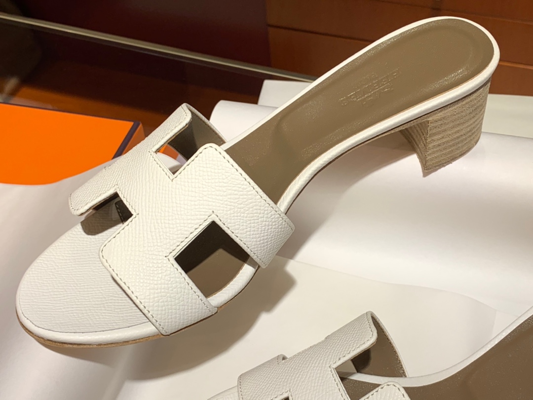 爱马.仕  经典款拖鞋 高端订制  独家品质   材质：掌纹皮 颜色：白色 尺寸：平跟35～41 中跟35～41(跟高4cm) 偏小一码  码数不调换