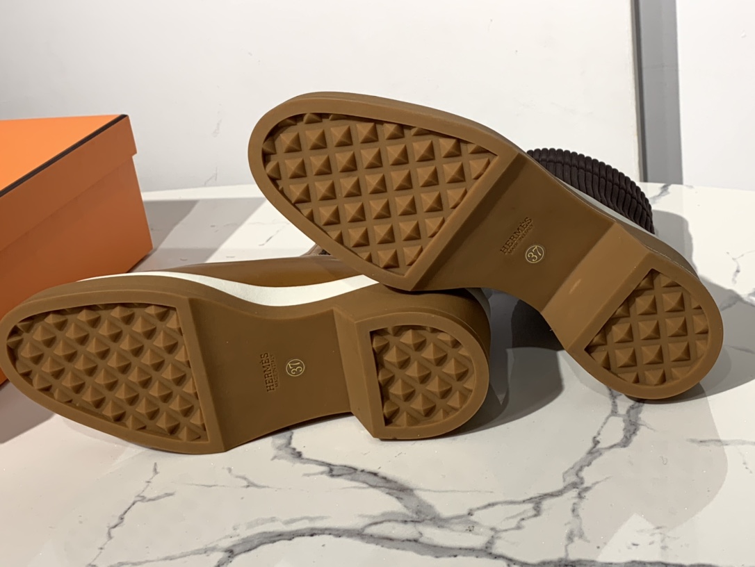 H新款短靴 小牛皮 纯手工制作 跟高:5cm Size:35~41  货期7天
