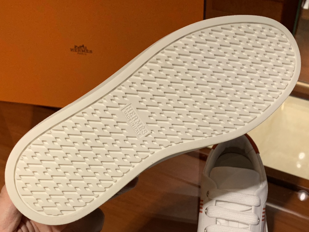 爱马仕 HERMES 五星推荐颜色 20秋冬新款小白鞋 小牛皮 纯手工制作 上脚休闲百搭款 低调中的奢华 时尚几何图案 装饰撞色条纹设计 橙色尾 35-41码（正码）