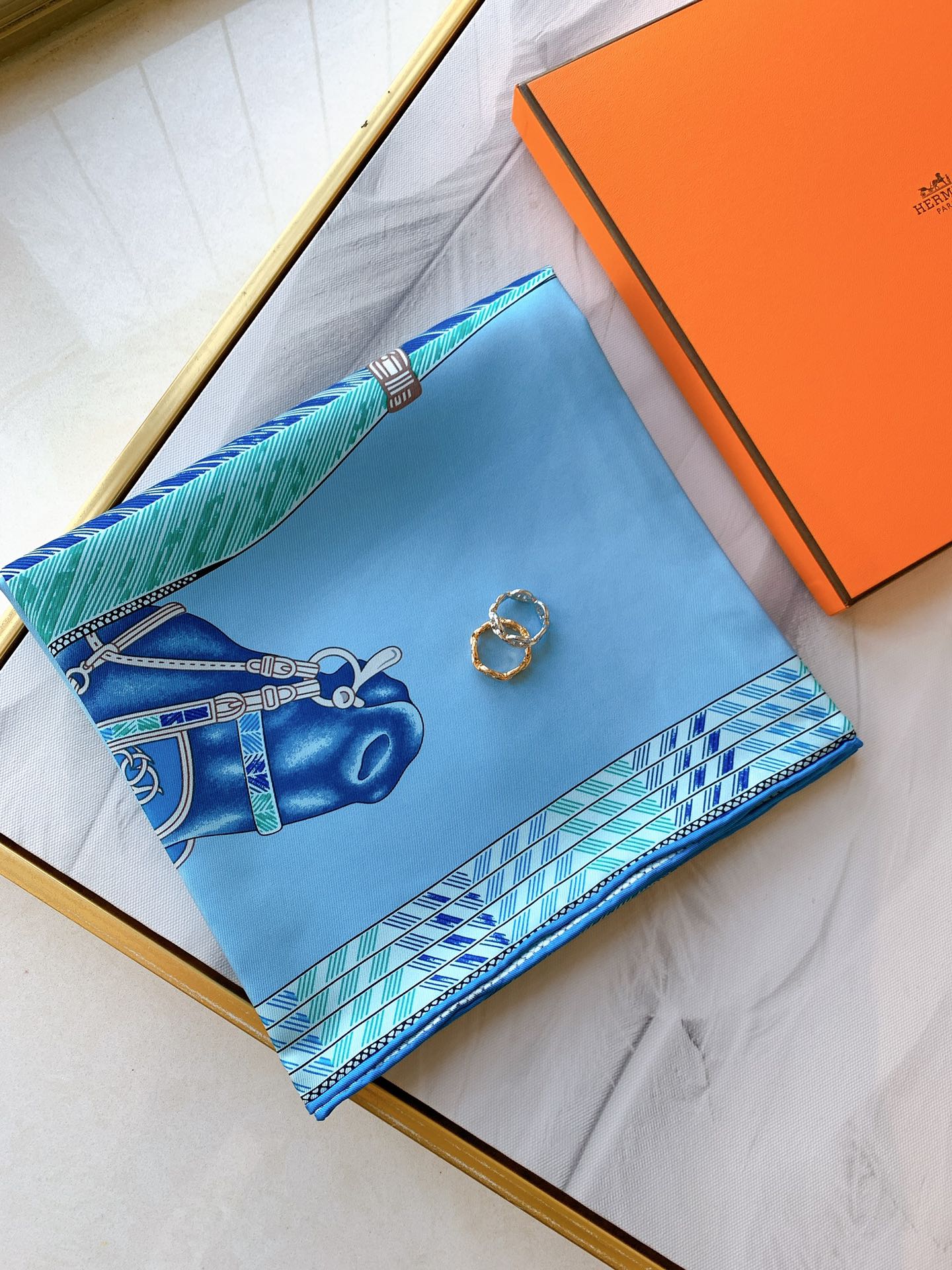 Hermes 新季度《骏马披挂》蚕丝方巾 《天空蓝》 20年新版骏马图案丝巾
