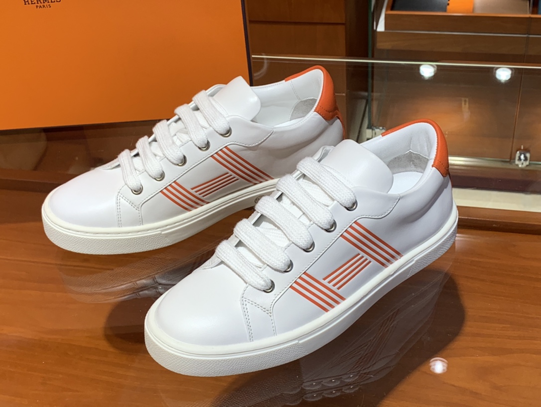 爱马仕 HERMES 五星推荐颜色 20秋冬新款小白鞋 小牛皮 纯手工制作 上脚休闲百搭款 低调中的奢华 时尚几何图案 装饰撞色条纹设计 橙色尾 35-41码（正码）