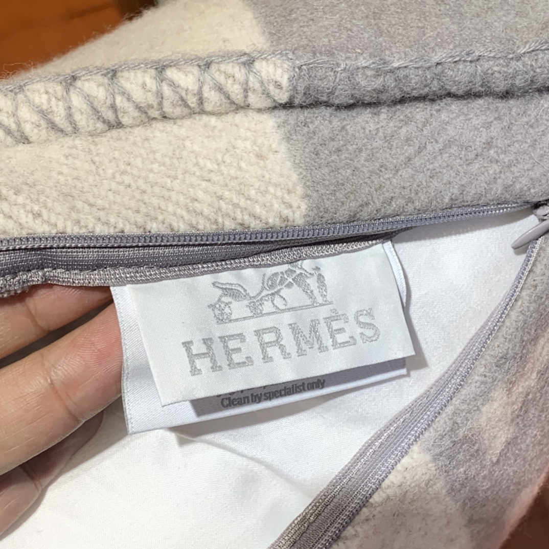 Hermes 爱玛仕  高订版靠枕  灰色  1:1复刻   50*50cm   90%羊毛  10%羊绒   靠枕只配防尘袋  包装同步专柜哈 
