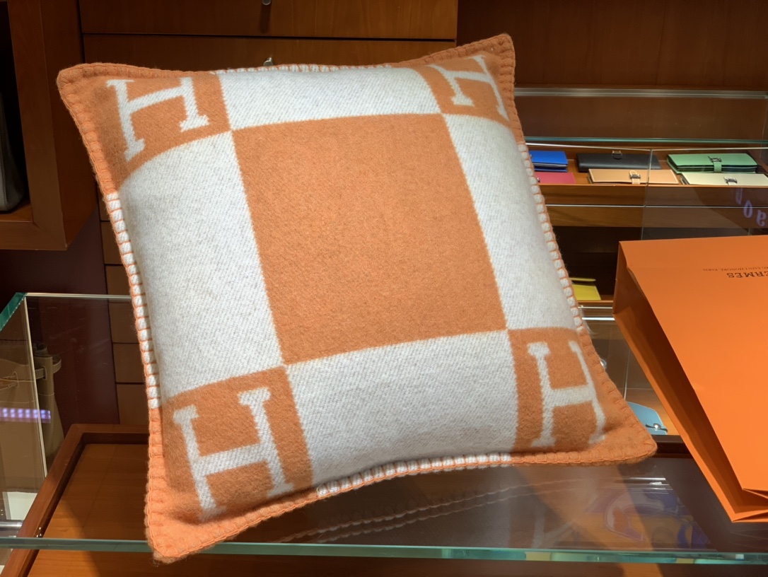Hermes 爱玛仕  高订版靠枕  橙色  1:1复刻   50*50cm   90%羊毛  10%羊绒   靠枕只配防尘袋  包装同步专柜哈 