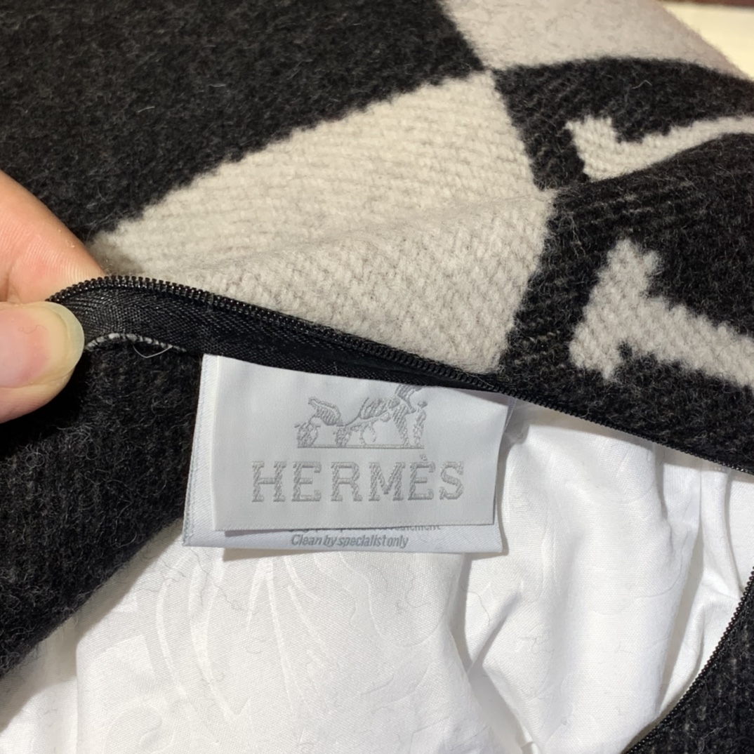 Hermes 爱玛仕  高订版靠枕  黑色  1:1复刻   50*50cm   90%羊毛  10%羊绒   靠枕只配防尘袋  包装同步专柜哈 