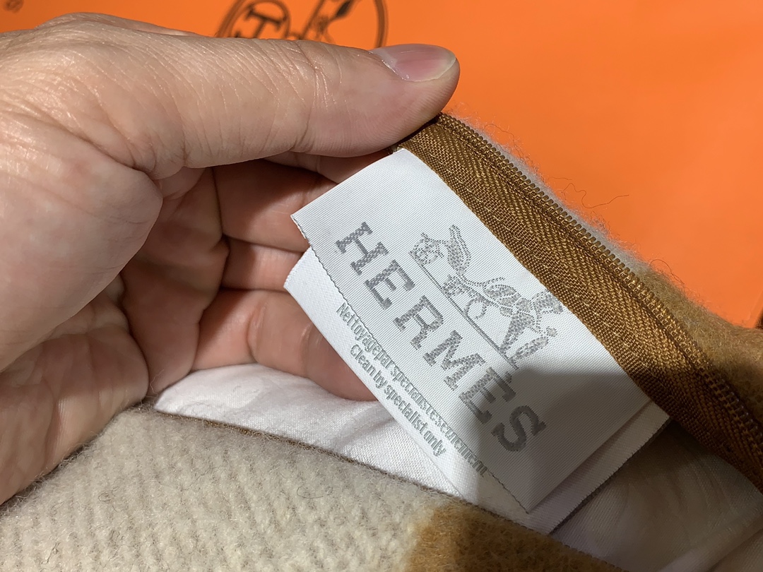 Hermes 爱玛仕  高订版靠枕  驼色  1:1复刻   50*50cm   90%羊毛  10%羊绒   靠枕只配防尘袋  包装同步专柜哈 