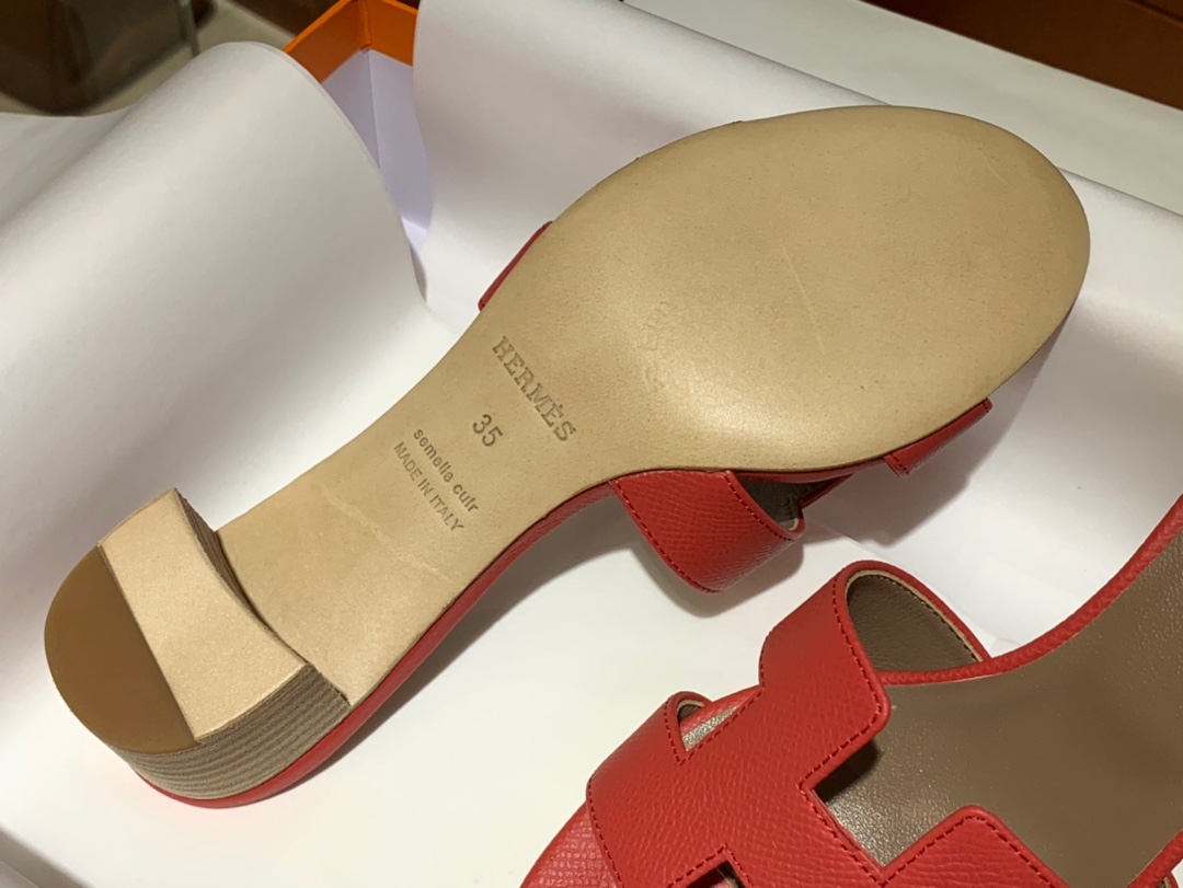 爱马.仕  经典款拖鞋 高端订制  独家品质   材质：掌纹皮 颜色：中国红 尺寸：平跟35～41 中跟35～41(跟高4cm) 偏小一码  码数不调换
