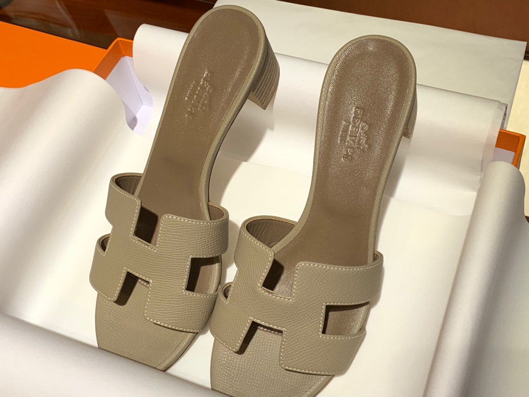 爱马.仕  经典款拖鞋 高端订制  独家品质   材质：掌纹皮 颜色：风衣灰 尺寸：平跟35～41 中跟35～41(跟高4cm) 偏小一码  码数不调换