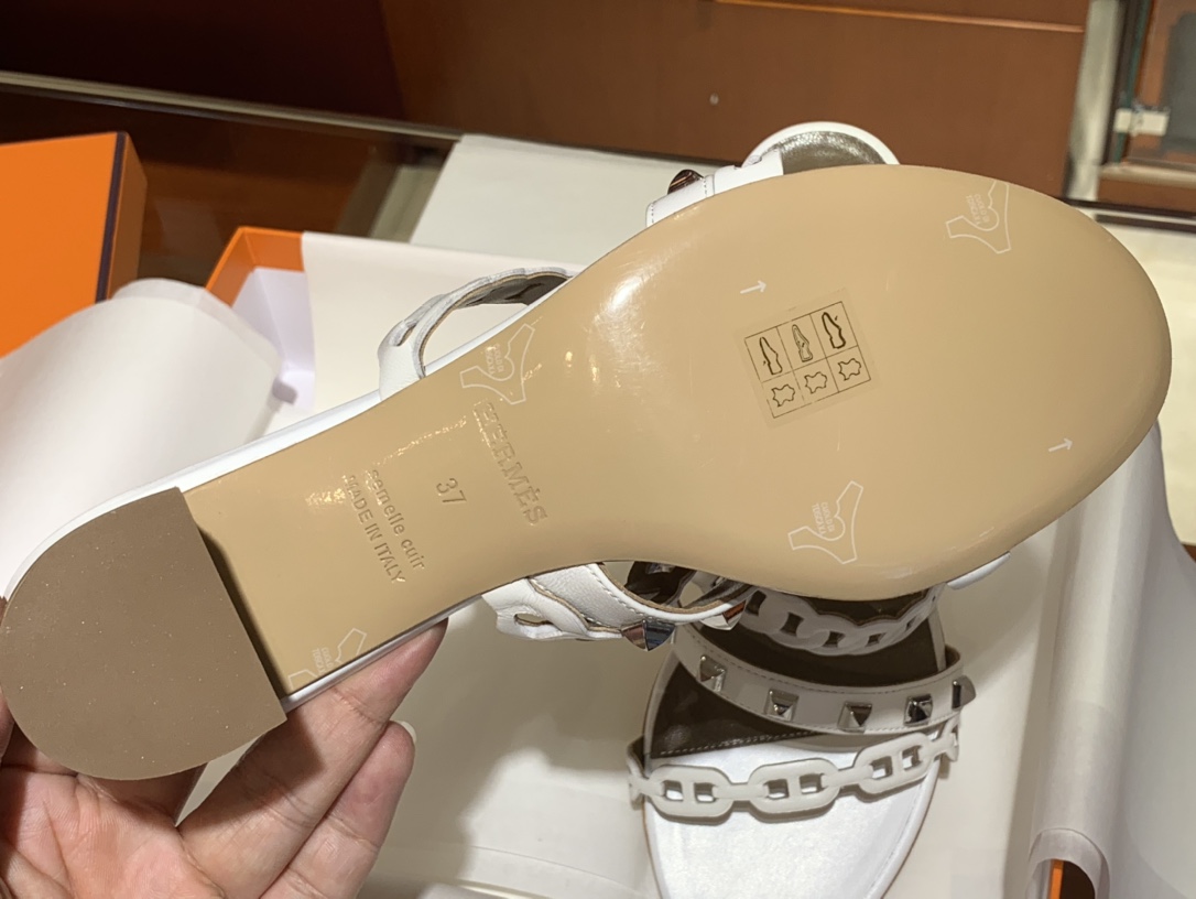 HMS 新款中跟Ajaccio凉鞋  白色 码数:35~41(偏小一码)码数不调换   Nappa皮革凉鞋，皮革细带与“Chaine d'Ancre”链条在鞋面上交错排列，饰有镀钯铆钉