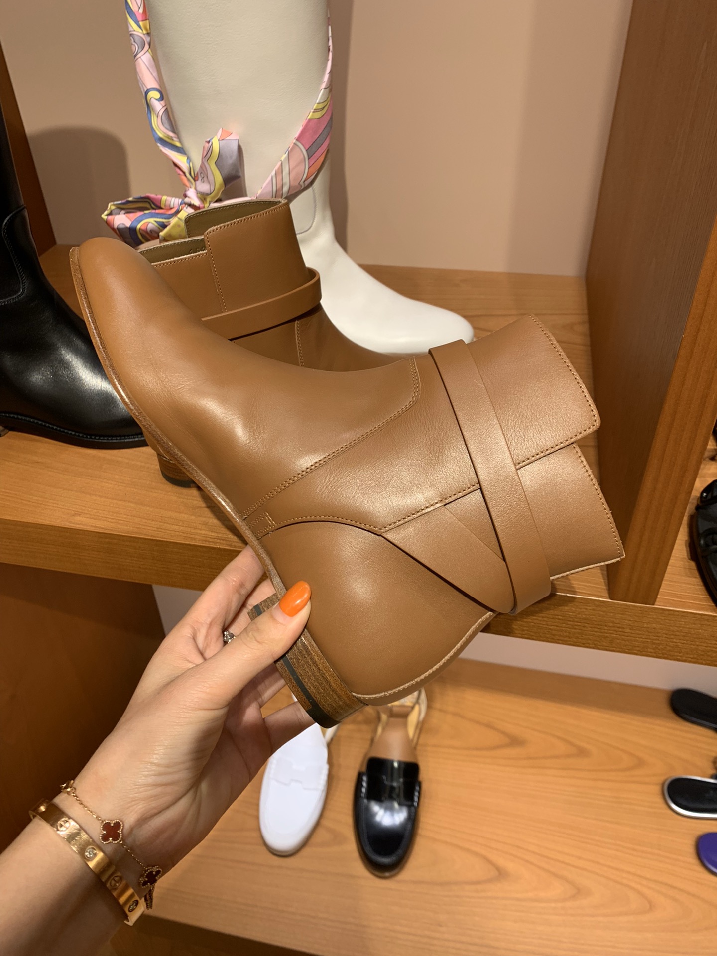 重磅推荐新品 爱马仕neo靴  kelly短靴 意大利树羔皮底  纯手工缝制工艺 高端订制    独家顶级品质 材质:   羊皮