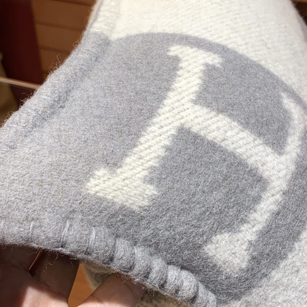 Hermes 爱玛仕  高订版靠枕  灰色  1:1复刻   50*50cm   90%羊毛  10%羊绒   靠枕只配防尘袋  包装同步专柜哈 