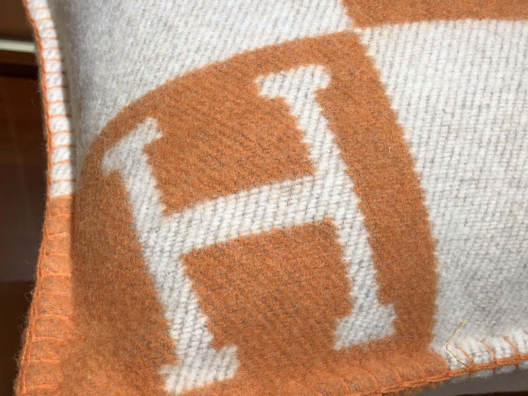 Hermes 爱玛仕  高订版靠枕  橙色  1:1复刻   50*50cm   90%羊毛  10%羊绒   靠枕只配防尘袋  包装同步专柜哈 