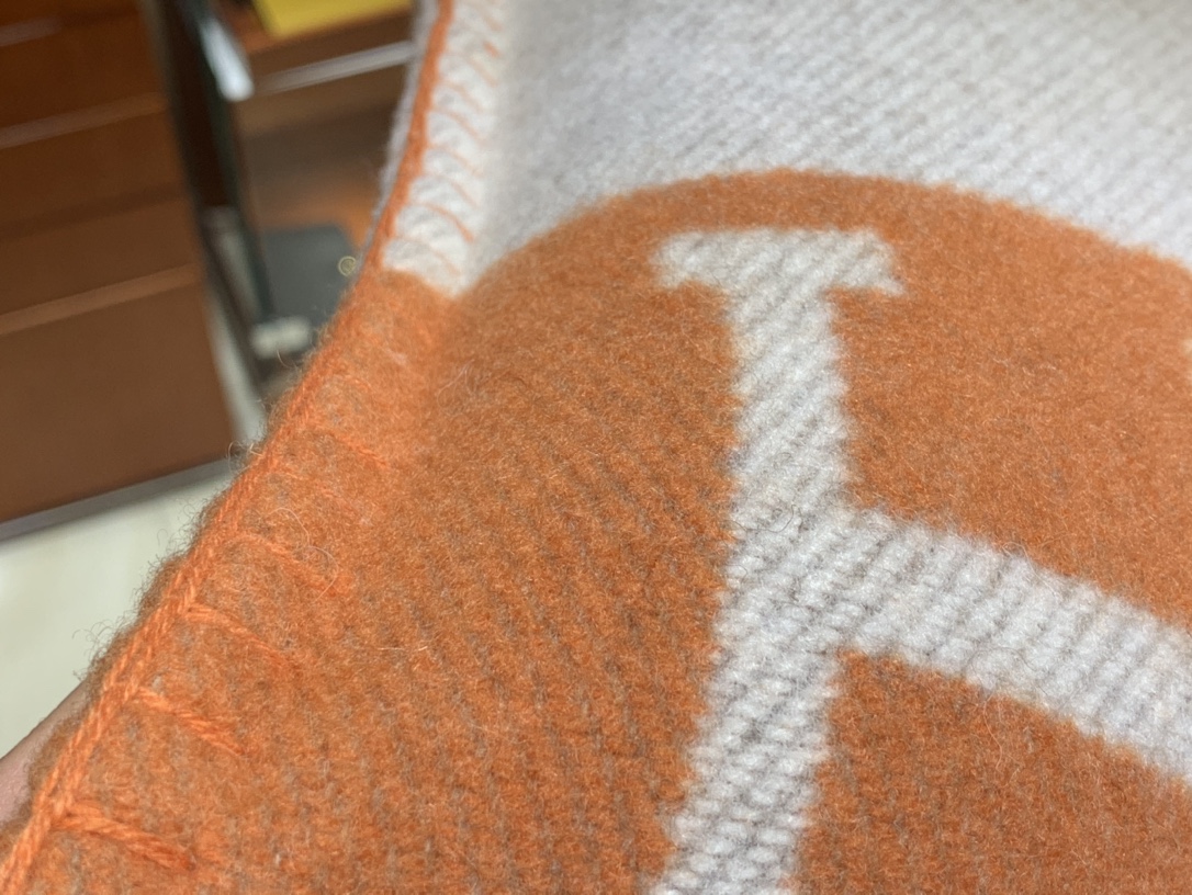 Hermes 爱玛仕  高订版靠枕  橙色  1:1复刻   50*50cm   90%羊毛  10%羊绒   靠枕只配防尘袋  包装同步专柜哈 
