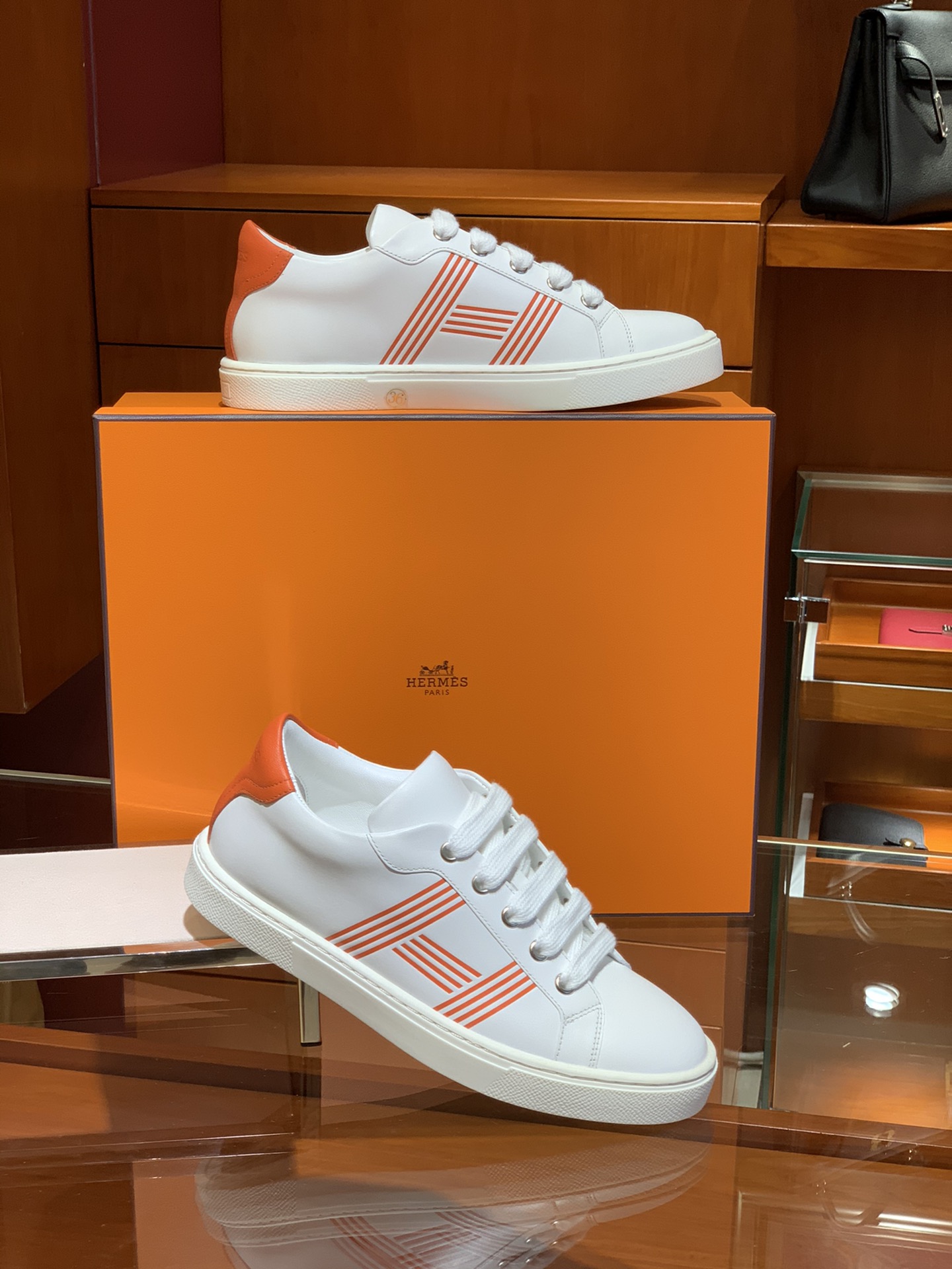 爱马仕 HERMES 五星推荐颜色 20秋冬新款小白鞋 小牛皮 纯手工制作 上脚休闲百搭款 低调中的奢华 时尚几何图案 装饰撞色条纹设计 橙色尾 35-41码（正码）