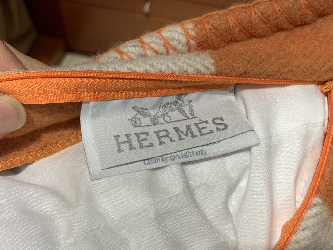 Hermes 爱玛仕  高订版靠枕  橙色  1:1复刻   50*50cm   90%羊毛  10%羊绒   靠枕只配防尘袋  包装同步专柜哈 