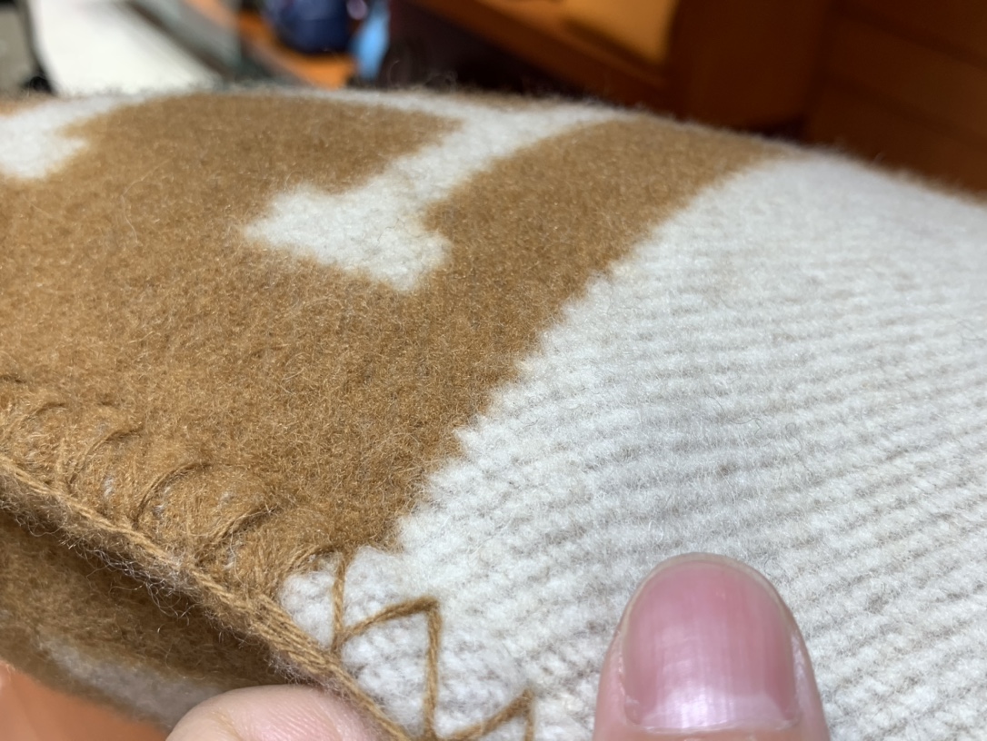 Hermes 爱玛仕  高订版靠枕  驼色  1:1复刻   50*50cm   90%羊毛  10%羊绒   靠枕只配防尘袋  包装同步专柜哈 