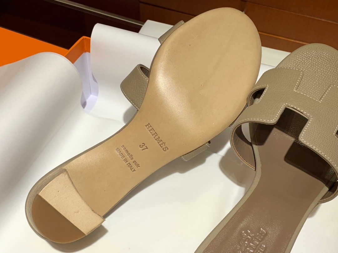 爱马.仕  经典款拖鞋 高端订制  独家品质   材质：掌纹皮 颜色：风衣灰 尺寸：平跟35～41 中跟35～41(跟高4cm) 偏小一码  码数不调换
