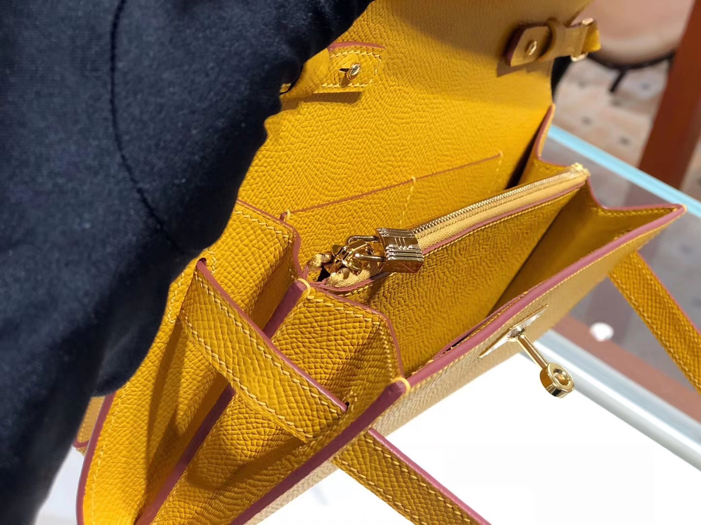 HERMES Kelly Classique To Go 长肩带钱包 Epsom皮 琥珀黄 现货